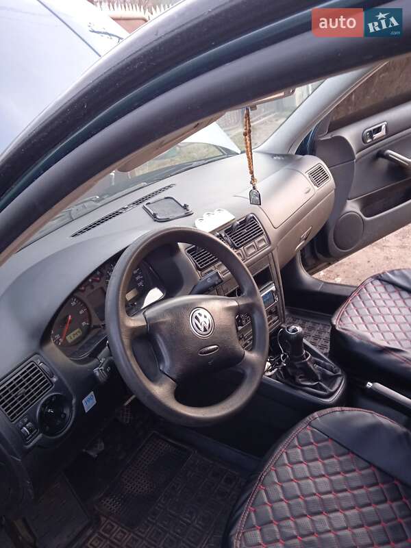 Хэтчбек Volkswagen Golf 2002 в Коростене
