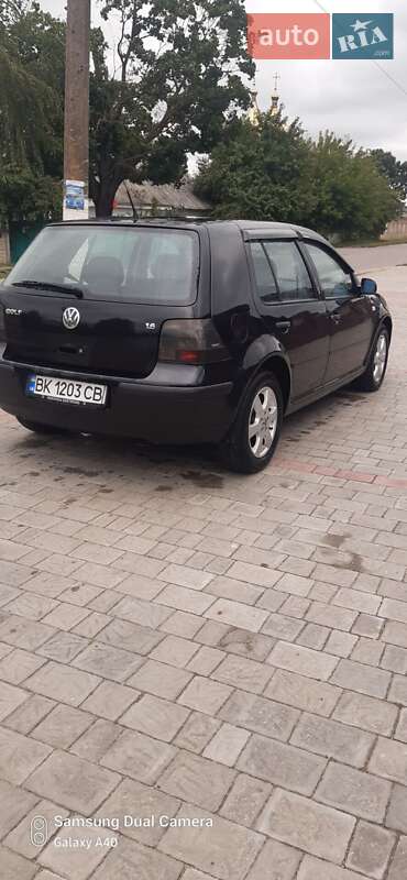 Хетчбек Volkswagen Golf 2001 в Березному