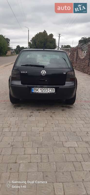 Хетчбек Volkswagen Golf 2001 в Березному