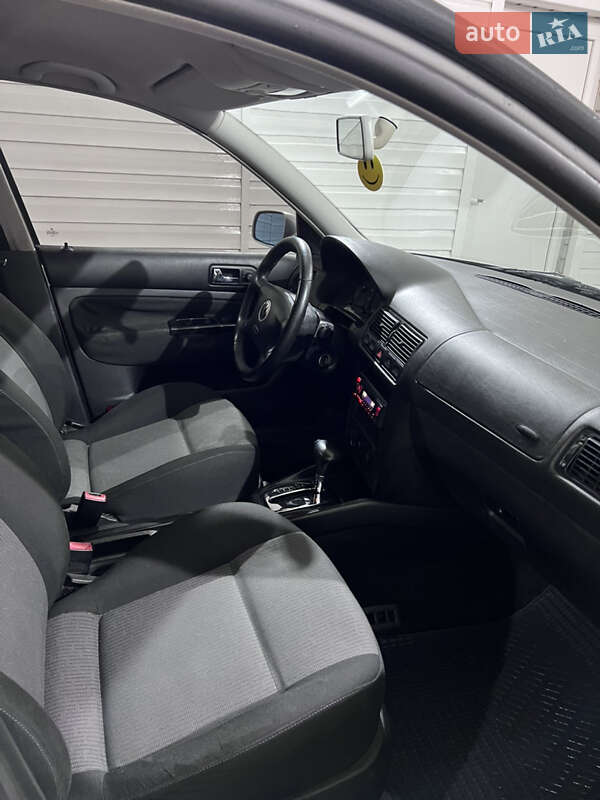 Універсал Volkswagen Golf 2001 в Чернівцях