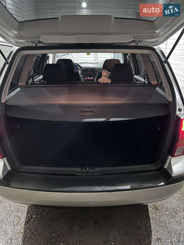 Універсал Volkswagen Golf 2001 в Чернівцях