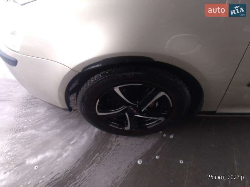 Хэтчбек Volkswagen Golf 2004 в Виннице
