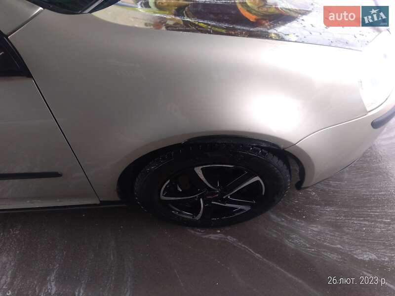 Хэтчбек Volkswagen Golf 2004 в Виннице
