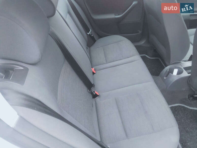 Хэтчбек Volkswagen Golf 2005 в Миргороде