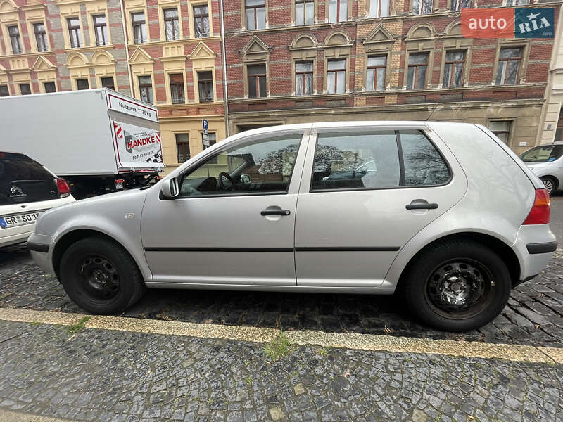Хэтчбек Volkswagen Golf 1999 в 