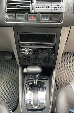 Хэтчбек Volkswagen Golf 1999 в 