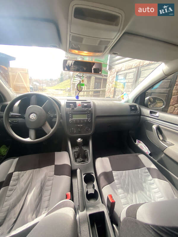 Хэтчбек Volkswagen Golf 2004 в Яремче