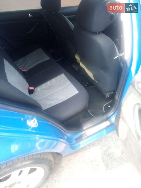 Хетчбек Volkswagen Golf 2001 в Володимирці