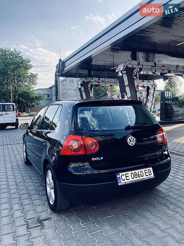 Хетчбек Volkswagen Golf 2005 в Чернівцях