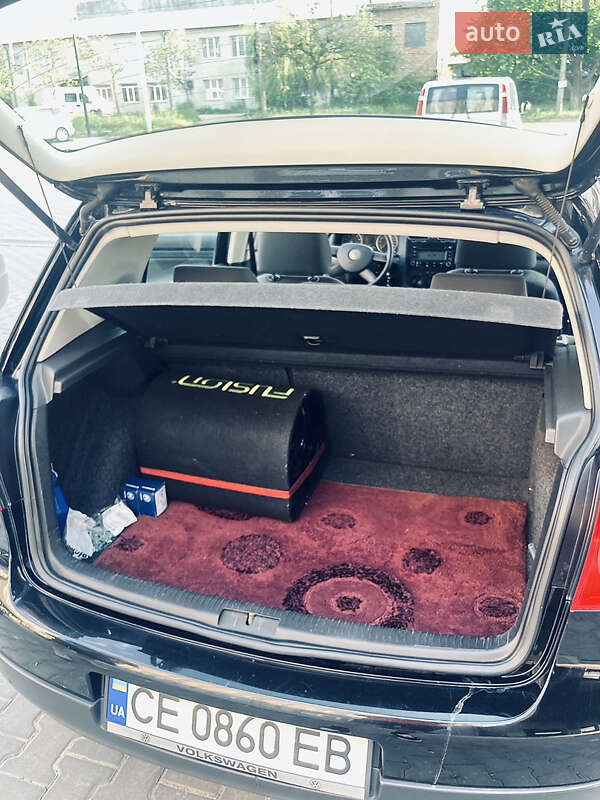 Хетчбек Volkswagen Golf 2005 в Чернівцях