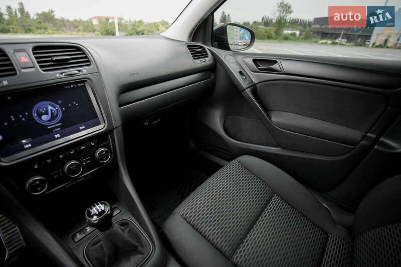 Хетчбек Volkswagen Golf 2012 в Чернівцях