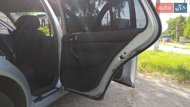 Хетчбек Volkswagen Golf 2001 в Каневі