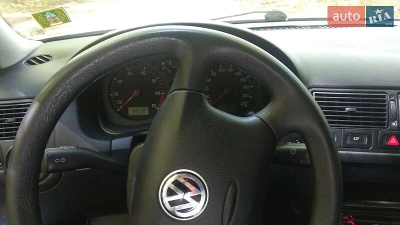 Хетчбек Volkswagen Golf 2001 в Каневі