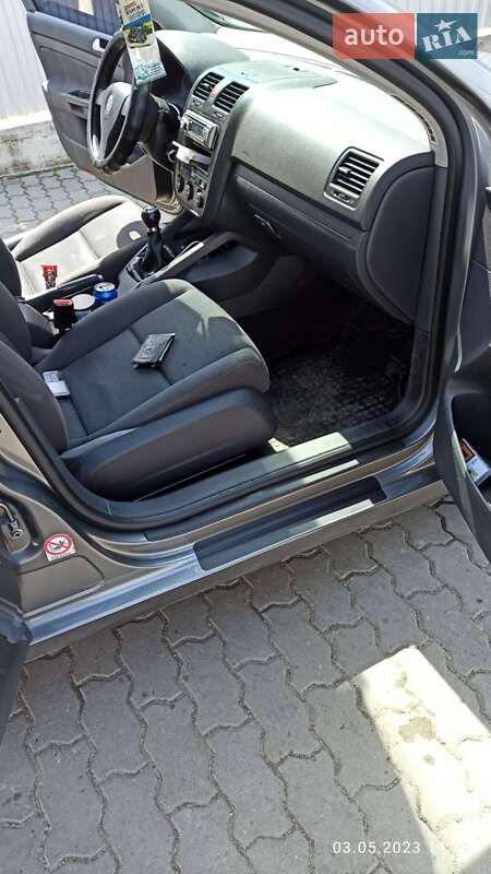 Хетчбек Volkswagen Golf 2005 в Коломиї