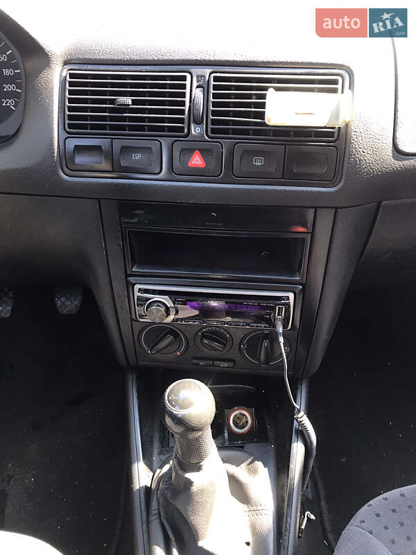 Хетчбек Volkswagen Golf 2000 в Чернівцях