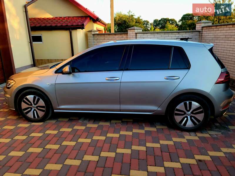 Хэтчбек Volkswagen Golf 2017 в Житомире