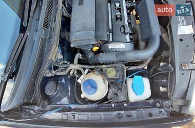 Хэтчбек Volkswagen Golf 2002 в 
