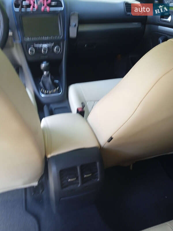 Універсал Volkswagen Golf 2010 в Самборі