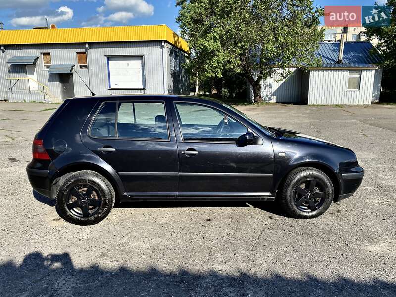 Хэтчбек Volkswagen Golf 2001 в Харькове