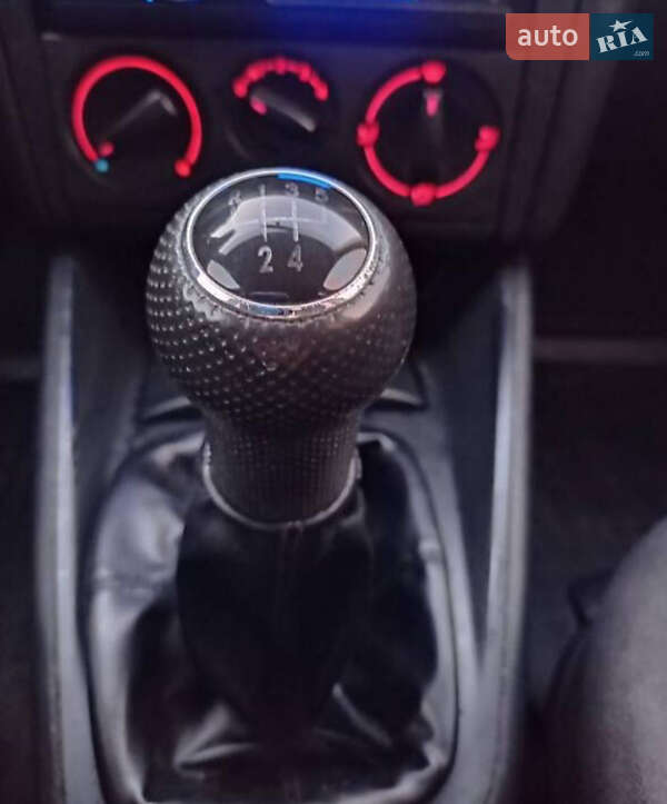 Хэтчбек Volkswagen Golf 2003 в Калуше