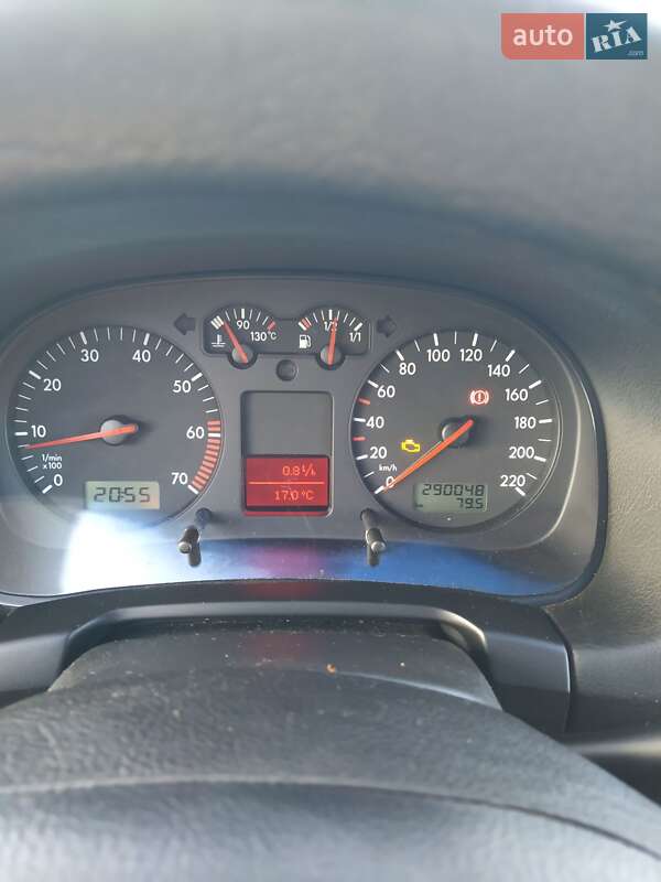 Хетчбек Volkswagen Golf 2001 в Дубровиці