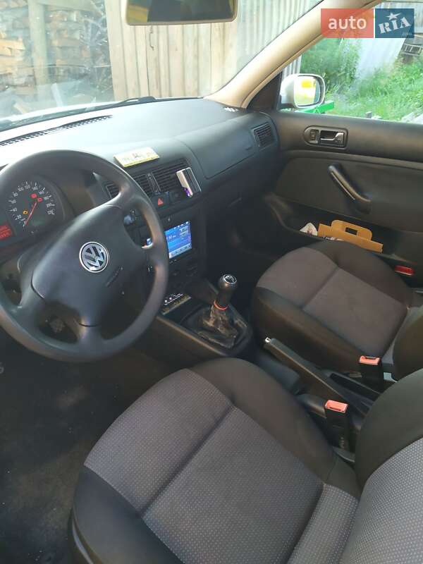 Хетчбек Volkswagen Golf 2001 в Дубровиці