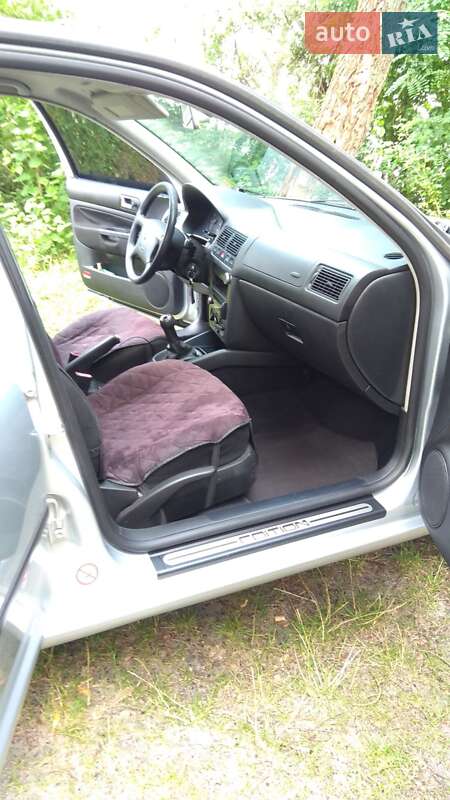 Хетчбек Volkswagen Golf 2001 в Каневі