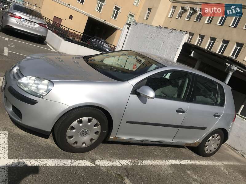 Хэтчбек Volkswagen Golf 2004 в Киеве