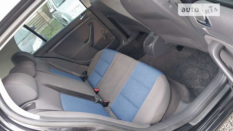 Хэтчбек Volkswagen Golf 2005 в Ходорове