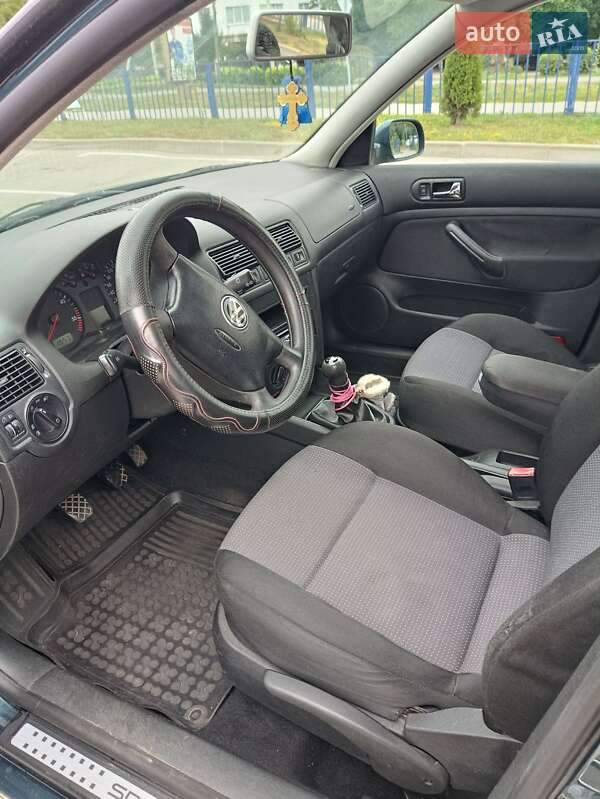 Хетчбек Volkswagen Golf 2002 в Старокостянтинові