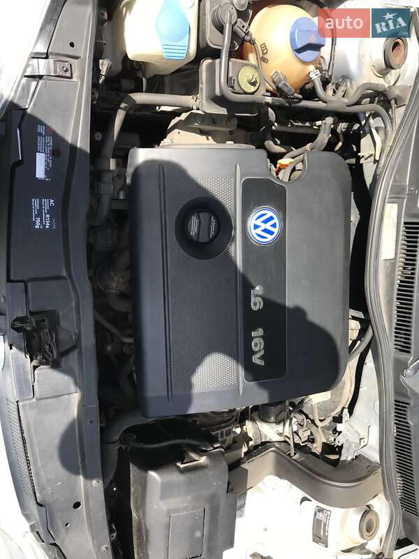 Хэтчбек Volkswagen Golf 2001 в Краснограде