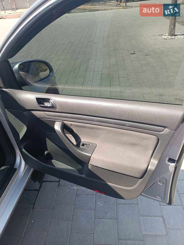 Хэтчбек Volkswagen Golf 2004 в Виноградове