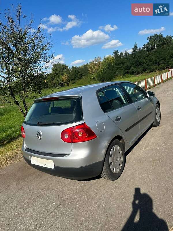 Хэтчбек Volkswagen Golf 2004 в Новомосковске