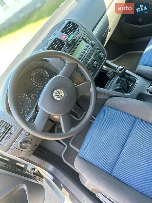 Хэтчбек Volkswagen Golf 2004 в Новомосковске