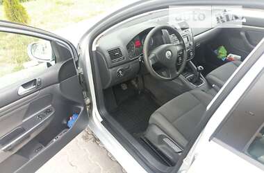 Хэтчбек Volkswagen Golf 2005 в 