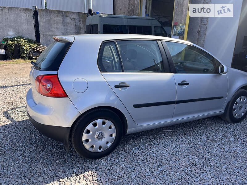 Хэтчбек Volkswagen Golf 2004 в Сумах