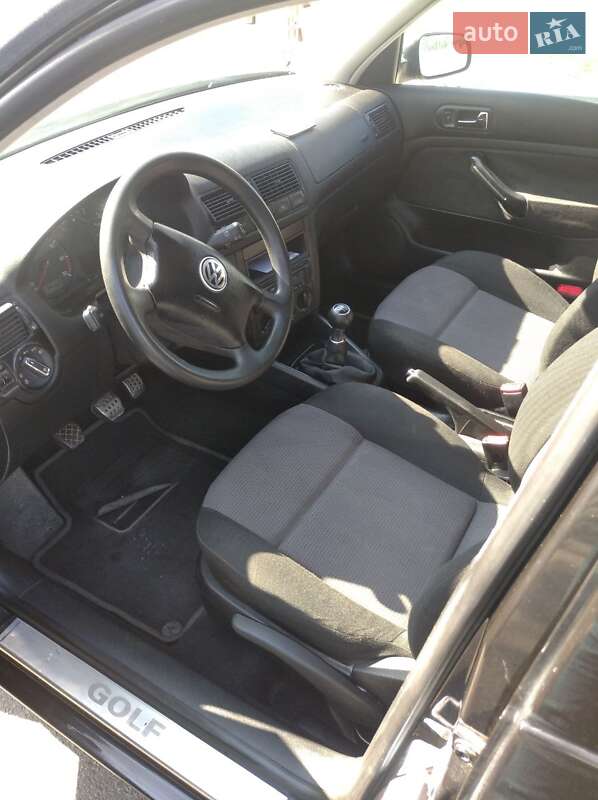 Хетчбек Volkswagen Golf 2001 в Чернівцях