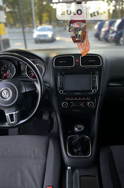 Хэтчбек Volkswagen Golf 2010 в 