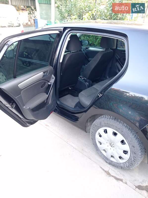 Хэтчбек Volkswagen Golf 2011 в Белозерке