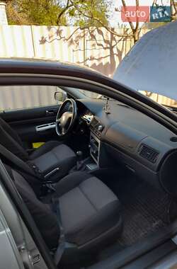 Хэтчбек Volkswagen Golf 2003 в 