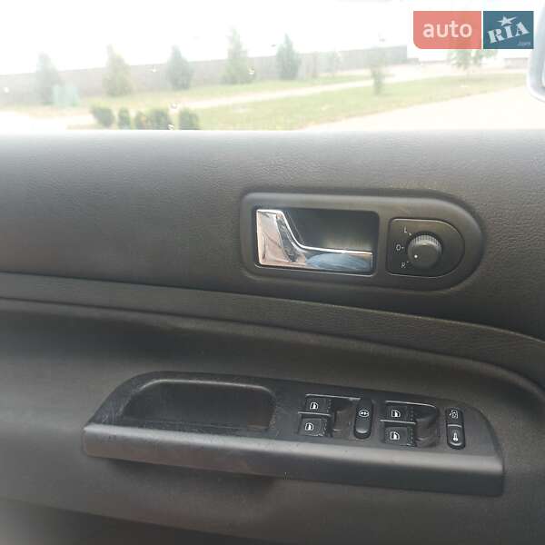 Хэтчбек Volkswagen Golf 2002 в Тростянце