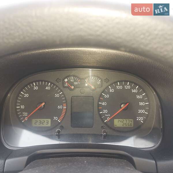 Хэтчбек Volkswagen Golf 2002 в Тростянце