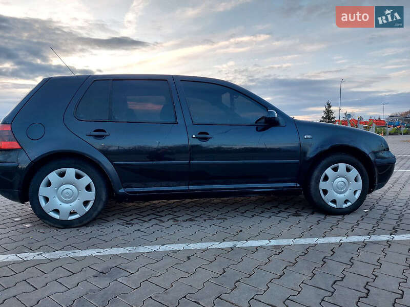 Хэтчбек Volkswagen Golf 2001 в Киеве