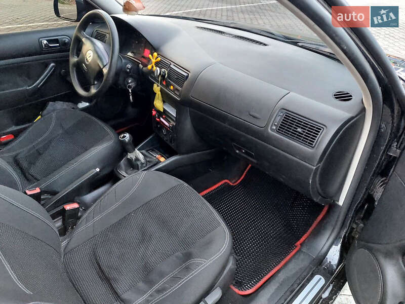 Хэтчбек Volkswagen Golf 2001 в Киеве