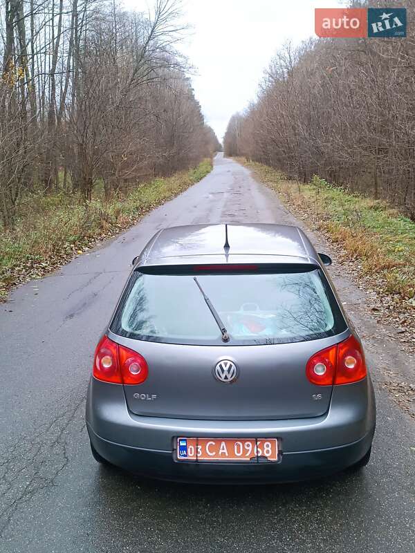 Хетчбек Volkswagen Golf 2005 в Городні