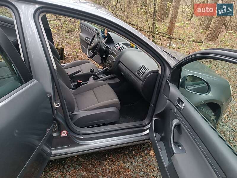 Хетчбек Volkswagen Golf 2005 в Городні