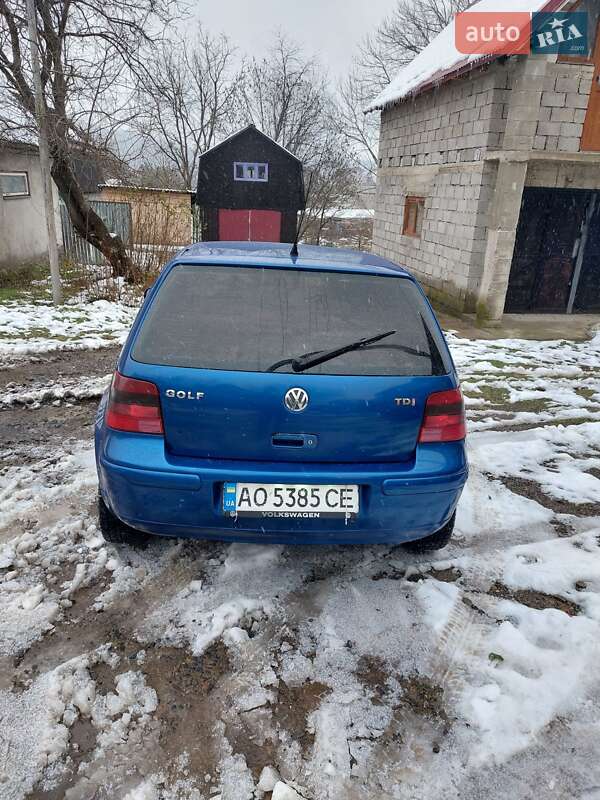Хетчбек Volkswagen Golf 2001 в Перечині