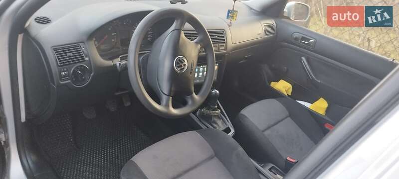 Хетчбек Volkswagen Golf 2000 в Чернівцях