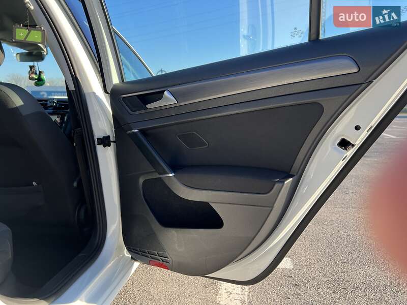 Универсал Volkswagen Golf 2018 в Ужгороде