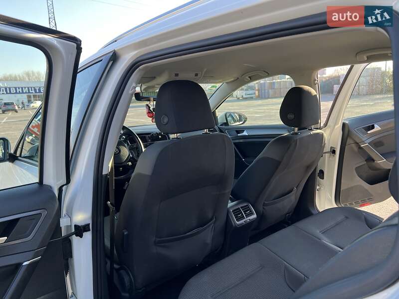 Универсал Volkswagen Golf 2018 в Ужгороде